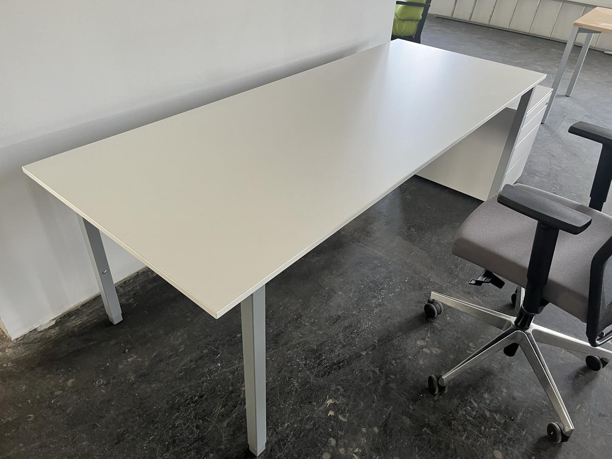 Arbeitsplatz bestehend aus Schreibtisch ca. 180x80cm (mit neuwertiger Arbeitsplatte) und Rollcontainer
